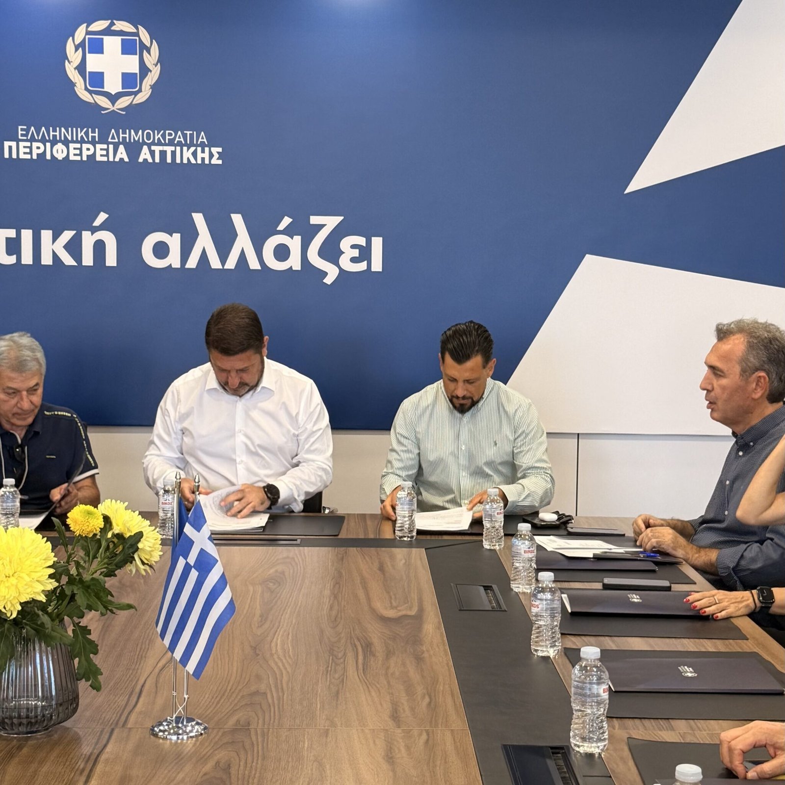 Υπογραφή της σύμβασης για τη νέα Στέγη Υποστηριζόμενης Διαβίωσης στην Ηλιούπολη από τον Δήμαρχο Στάθη Ψυρρόπουλο και τον Περιφερειάρχη Νίκο Χαρδαλιά.