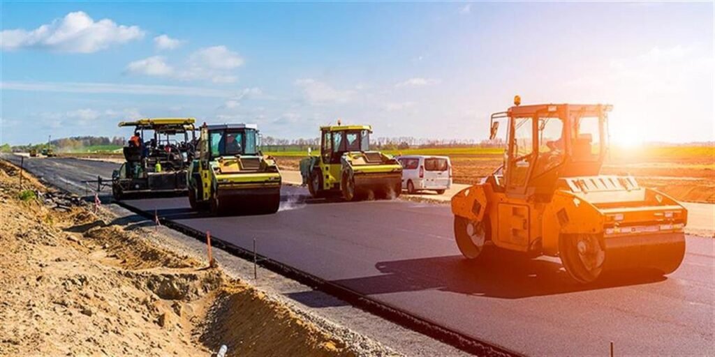 Εργασίες κατασκευής νέου αυτοκινητοδρόμου στην Αττική με οδικό κόμβο και βαριά οχήματα.