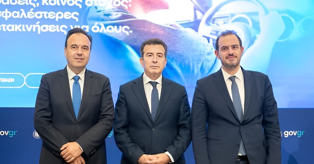 Τη στρατηγική της κυβέρνησης για την οδική ασφάλεια παρουσίασαν (από αριστερά) οι υπουργοί Ψηφιακής Διακυβέρνησης, Προστασίας του Πολίτη και ο αναπληρωτής υπουργός Υποδομών και Μεταφορών Πηγή: Protagon.gr