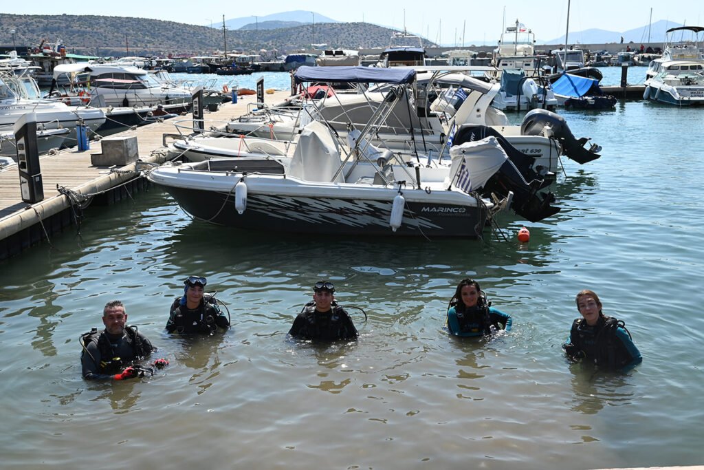 Εθελοντές και δύτες της Why Not απομακρύνουν απορρίμματα από τον βυθό της Μαρίνας Βάρκιζας στο πλαίσιο της δράσης του Επαγγελματικού Επιμελητηρίου Αθηνών.