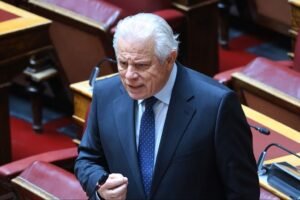 Ο βουλευτής της Νέας Δημοκρατίας Γιώργος Βλάχος κατά τη διάρκεια κοινοβουλευτικής παρέμβασης για το σύστημα ανακύκλωσης