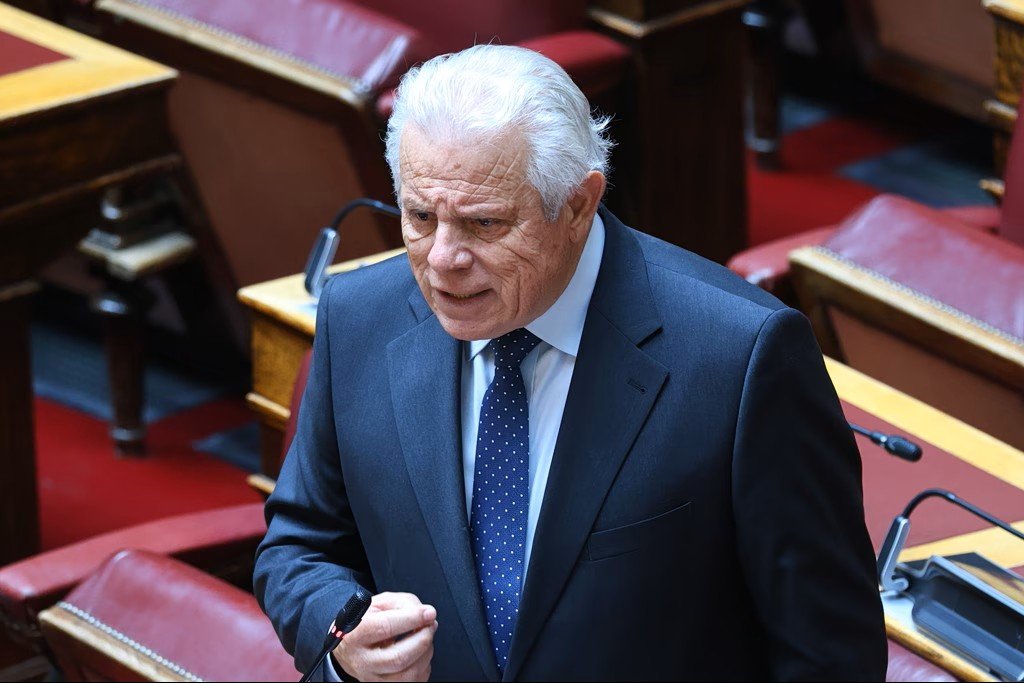 Ο βουλευτής της Νέας Δημοκρατίας Γιώργος Βλάχος κατά τη διάρκεια κοινοβουλευτικής παρέμβασης για το σύστημα ανακύκλωσης