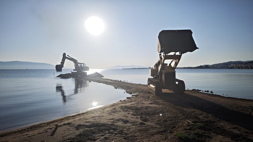 Εργασίες αποκατάστασης στην παραλία της Σκάλας Ωρωπού μετά την απομάκρυνση των μπαζών.
