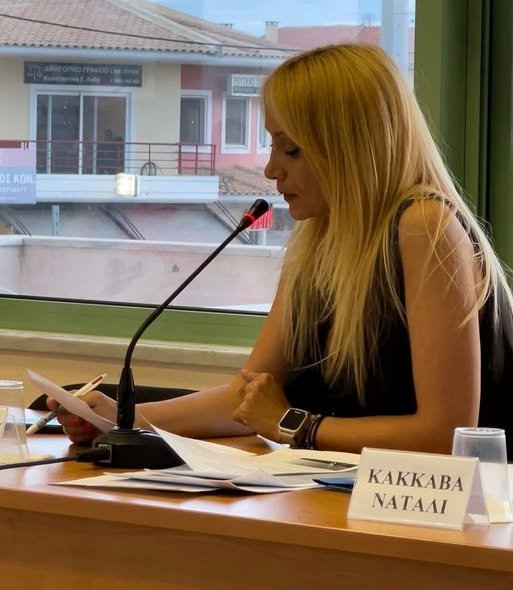 Η Ναταλί Κάκκαβα σε συνεδρίαση του Δημοτικού Συμβουλίου Σαρωνικού.