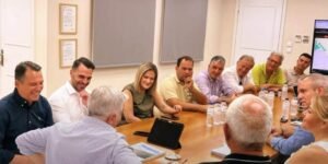 Κλιμάκιο του ΠΑΣΟΚ Ανατολικής Αττικής κατά τη συνάντηση με τον πρόεδρο του ΣΠΑΥ Ισίδωρο Μάδη.