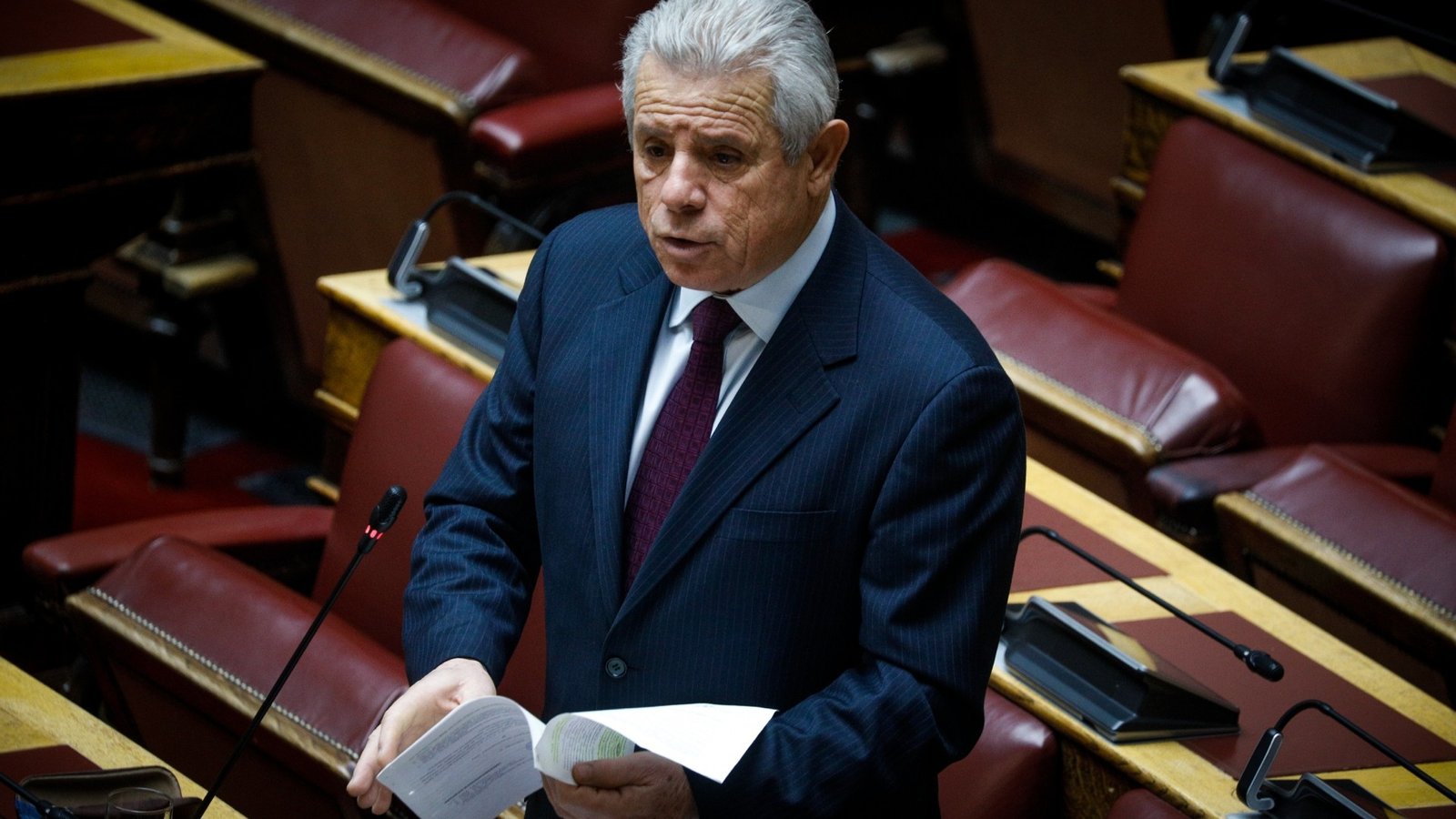 Ο βουλευτής της Νέας Δημοκρατίας Γιώργος Βλάχος κατά τη διάρκεια δημόσιας τοποθέτησής του.