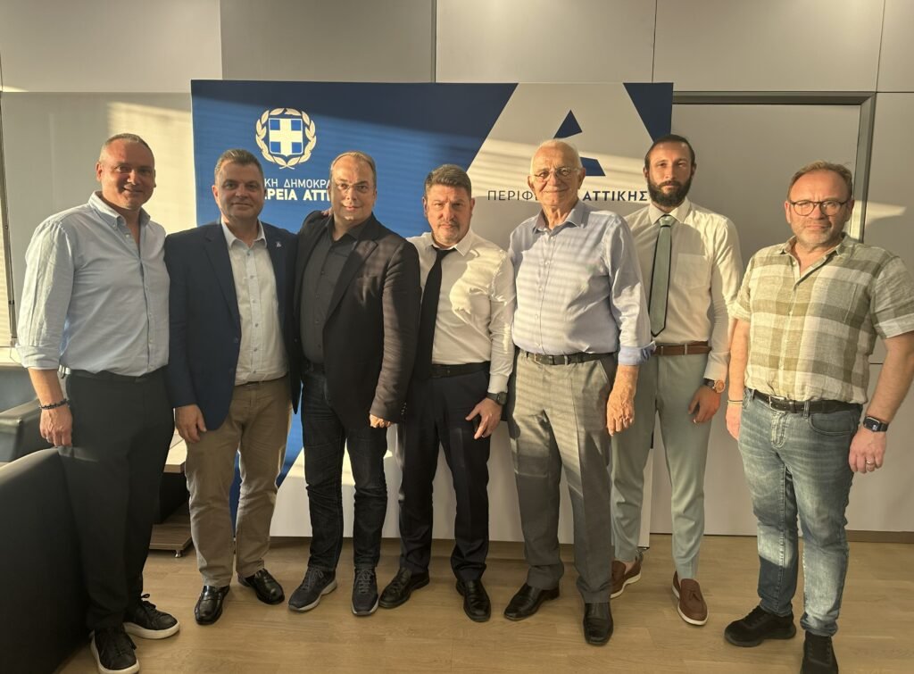 Ο Νίκος Χαρδαλιάς κατά την υπογραφή της σύμβασης για το νέο αντιπλημμυρικό έργο στον Δήμο Βάρης – Βούλας – Βουλιαγμένης.