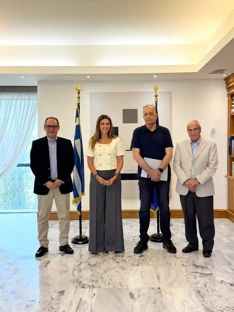Η υπουργός Παιδείας Σοφία Ζαχαράκη στη συνάντηση με το νέο Διοικητικό Συμβούλιο του Κέντρου Ελληνικής Γλώσσας.