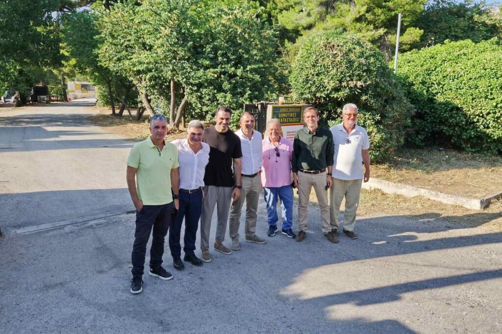 Ο Νικόλας Φαραντούρης και στελέχη του ΠΑΣΟΚ κατά την επίσκεψη στο Εθελοντικό Πυροσβεστικό Κλιμάκιο Πεντέλης και τον ΣΠΑΠ.