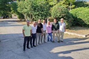 Ο Νικόλας Φαραντούρης και στελέχη του ΠΑΣΟΚ κατά την επίσκεψη στο Εθελοντικό Πυροσβεστικό Κλιμάκιο Πεντέλης και τον ΣΠΑΠ.