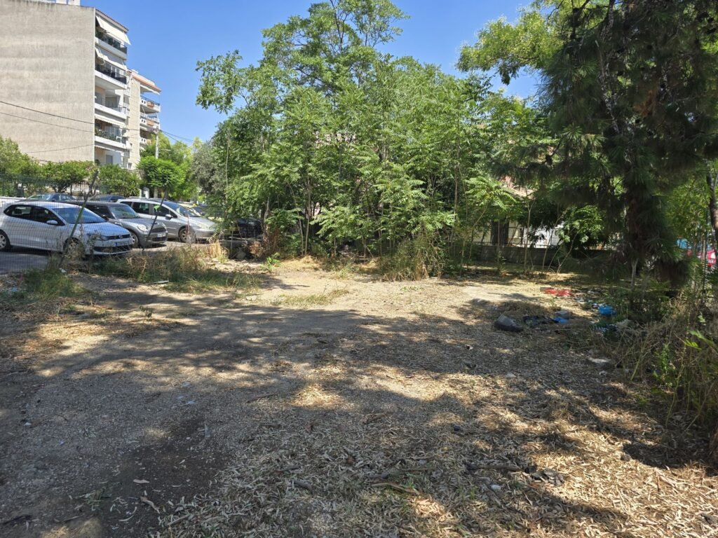 Συνεργεία του Δήμου Ηρακλείου Αττικής καθαρίζουν το ιδιωτικό οικόπεδο στη συμβολή της Λεωφόρου Ηρακλείου με την οδό Ζεφύρου