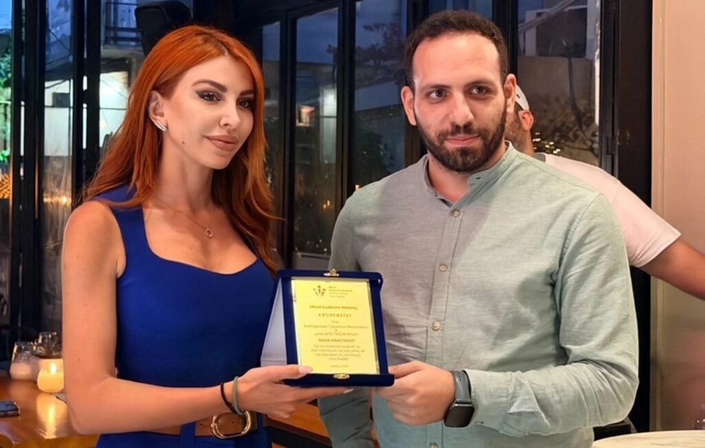 Η Βάσια Αναστασίου μιλά στη συνάντηση νεολαίας του ΠΑΣΟΚ στις Αχαρνές, παρουσία νέων και στελεχών του κόμματος.