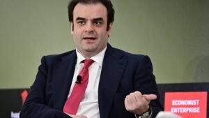 Ο Κυριάκος Πιερρακάκης στην για τα του Ολυμπιακού Κωπηλατοδρομίου Σχοινιά στο υπουργείο Παιδείας, Θρησκευμάτων και Αθλητισμού.