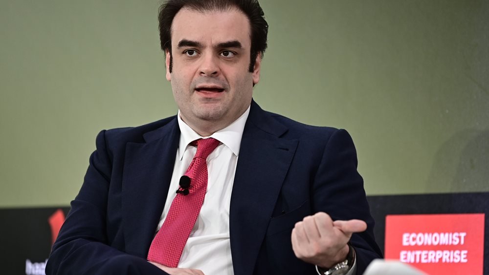 Ο Κυριάκος Πιερρακάκης στην για τα του Ολυμπιακού Κωπηλατοδρομίου Σχοινιά στο υπουργείο Παιδείας, Θρησκευμάτων και Αθλητισμού.