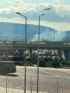 Πυροσβεστικά οχήματα επιχειρούν σε φωτιά στα Σπάτα κοντά στο αεροδρόμιο «Ελευθέριος Βενιζέλος».