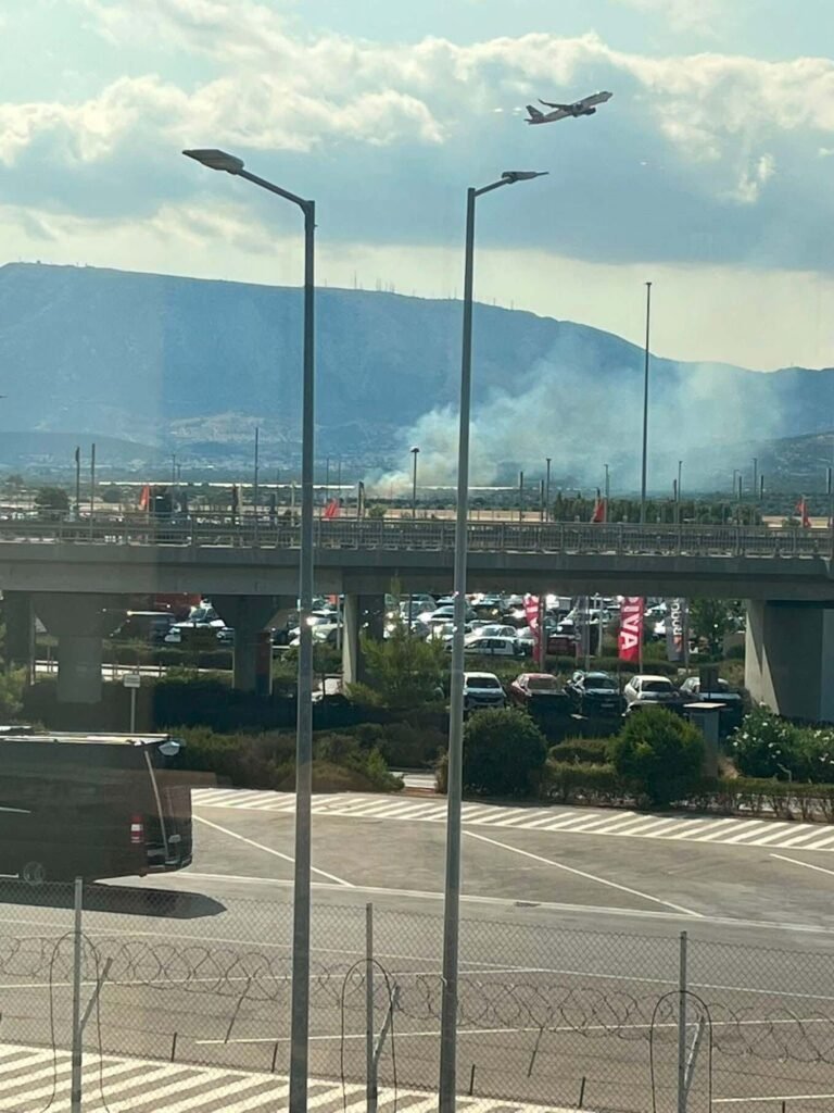 Πυροσβεστικά οχήματα επιχειρούν σε φωτιά στα Σπάτα κοντά στο αεροδρόμιο «Ελευθέριος Βενιζέλος».