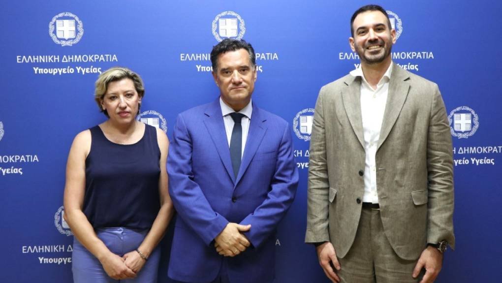 Γιατροί και νοσηλευτές σε δημόσια δομή υγείας στο πλαίσιο του προγράμματος δωρεάν διαμονής του Airbnb.org σε ελληνικά νησιά.