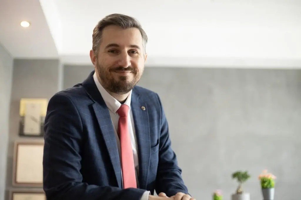 Καραούλης για εφαρμογή Parkout του Δήμου Αθηναίων για εύρεση θέσης στάθμευσης σε πραγματικό χρόνο.