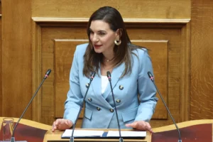 Η υπουργός Τουρισμού Όλγα Κεφαλογιάννη μιλά στη Βουλή κατά τη συζήτηση για τη συνταγματική αναθεώρηση.