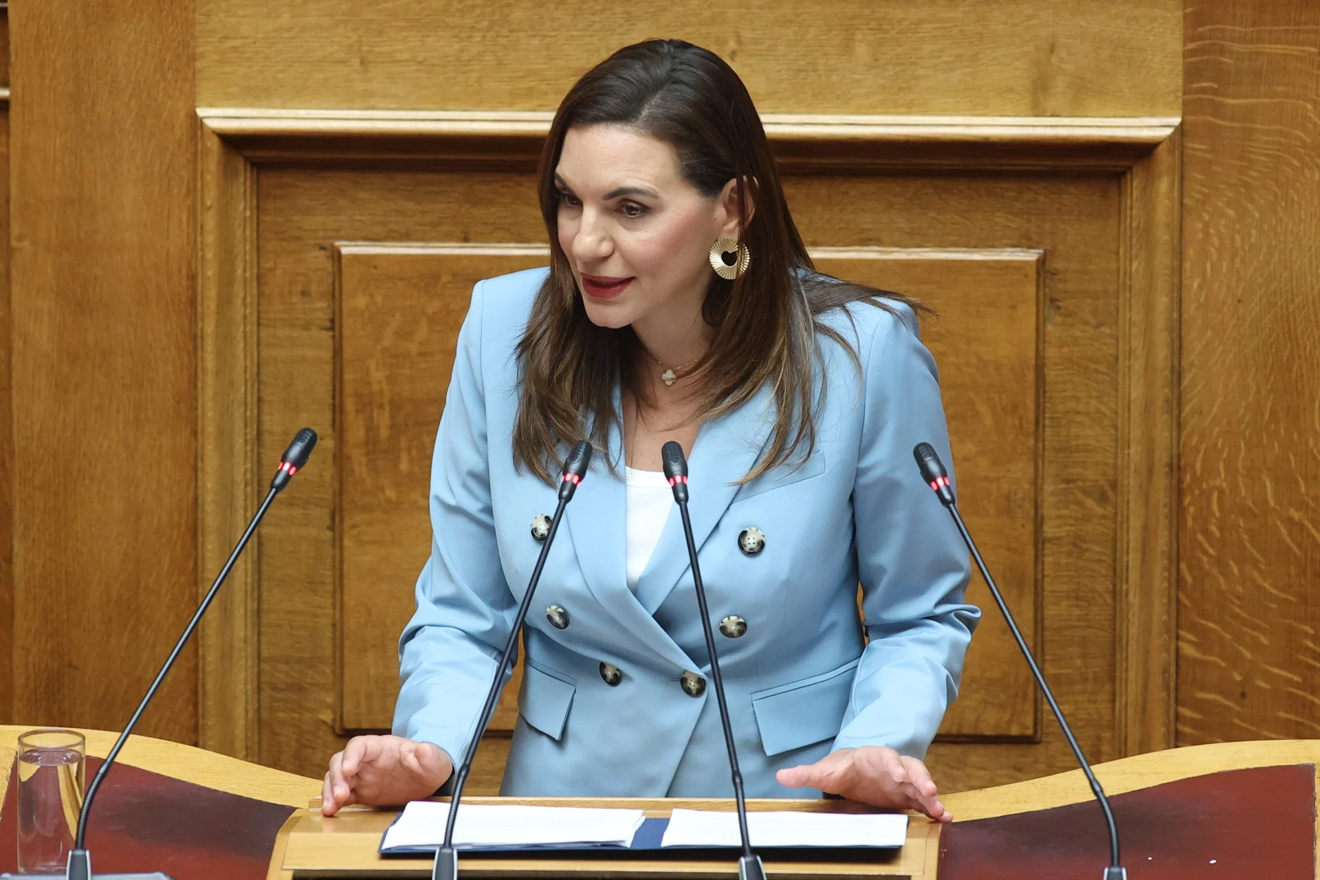 Η υπουργός Τουρισμού Όλγα Κεφαλογιάννη μιλά στη Βουλή κατά τη συζήτηση για τη συνταγματική αναθεώρηση.