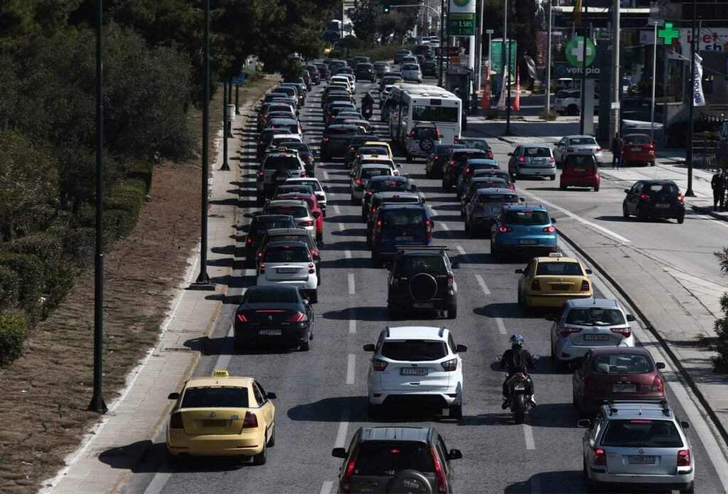 Φωτιά σε αυτοκίνητο στην Αττική Οδό στο ύψος της Λεωφόρου Δημοκρατίας, με καθυστερήσεις προς το Αεροδρόμιο.