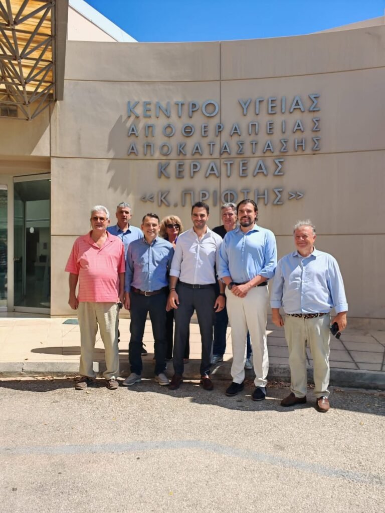 Κλιμάκιο του ΠΑΣΟΚ κατά την επίσκεψη στο Κέντρο Υγείας και Αποκατάστασης Κερατέας.