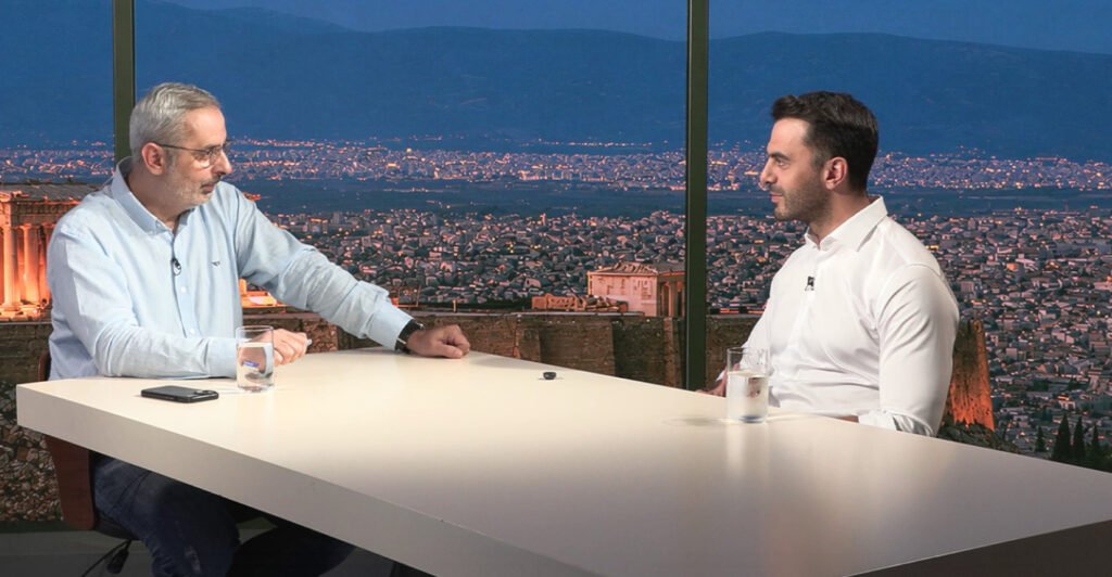Ο Μανώλης Χριστοδουλάκης κατά τη διάρκεια τηλεοπτικής συνέντευξης στη «Διαχωριστική Γραμμή»