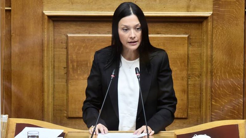 Η βουλευτής του ΠΑΣΟΚ Νάντια Γιαννακοπούλου μιλά στη Βουλή για τη Συνταγματική Αναθεώρηση και το Άρθρο 16.