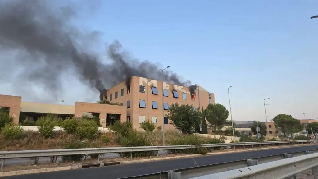 Φωτιά σε εγκαταλελειμμένο κτίριο στο Ολυμπιακό Χωριό επί της λεωφόρου Κύμης