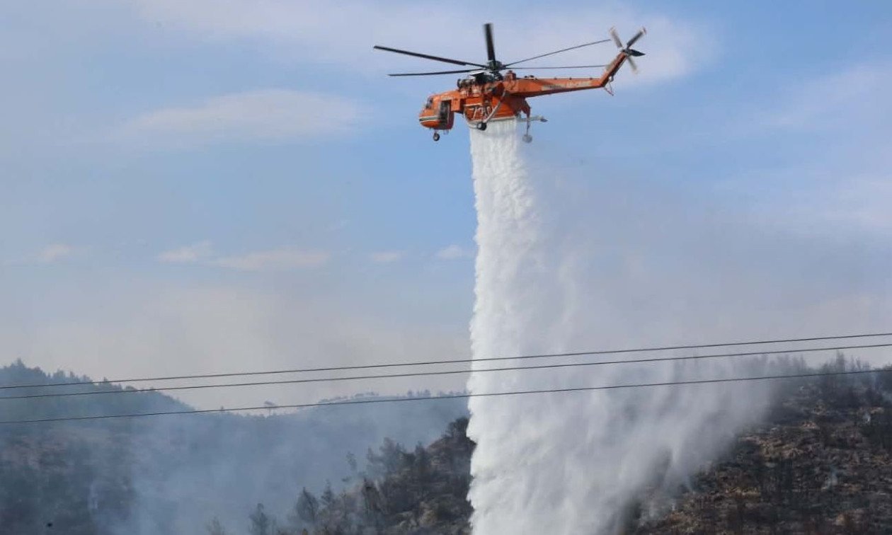 Πυροσβεστικές δυνάμεις επιχειρούν στη φωτιά στον λόφο Μπούρα στα Σπάτα.
