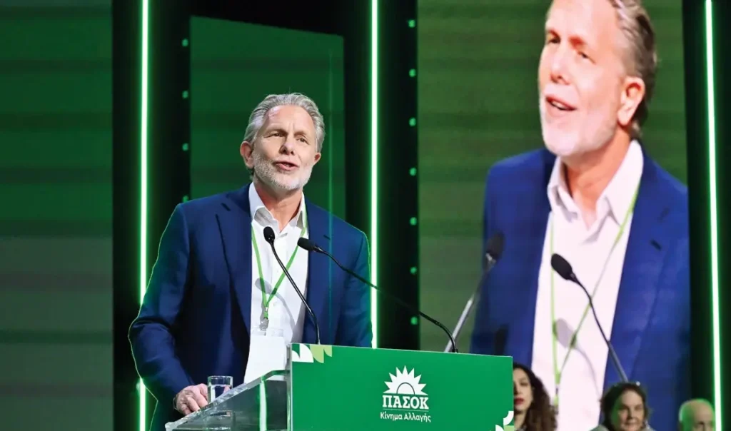 Ο Παύλος Γερουλάνος σε δημόσια τοποθέτηση για το Ταμείο Ανάκαμψης και την οικονομική πολιτική.