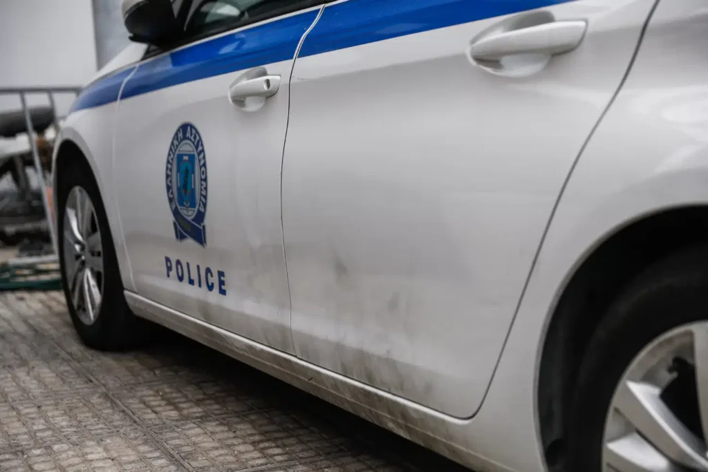 Αστυνομικός της Δίωξης Κυβερνοεγκλήματος κατά τη διερεύνηση υπόθεσης διαδικτυακών απειλών.