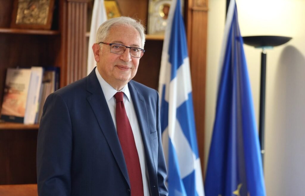 Ο δήμαρχος Αμαρουσίου Θεόδωρος Αμπατζόγλου συγχαίρει τους επιτυχόντες των Πανελλαδικών Εξετάσεων 2026.