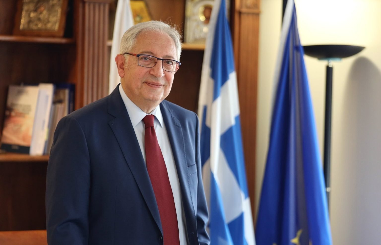 Ο δήμαρχος Αμαρουσίου Θεόδωρος Αμπατζόγλου συγχαίρει τους επιτυχόντες των Πανελλαδικών Εξετάσεων 2026.