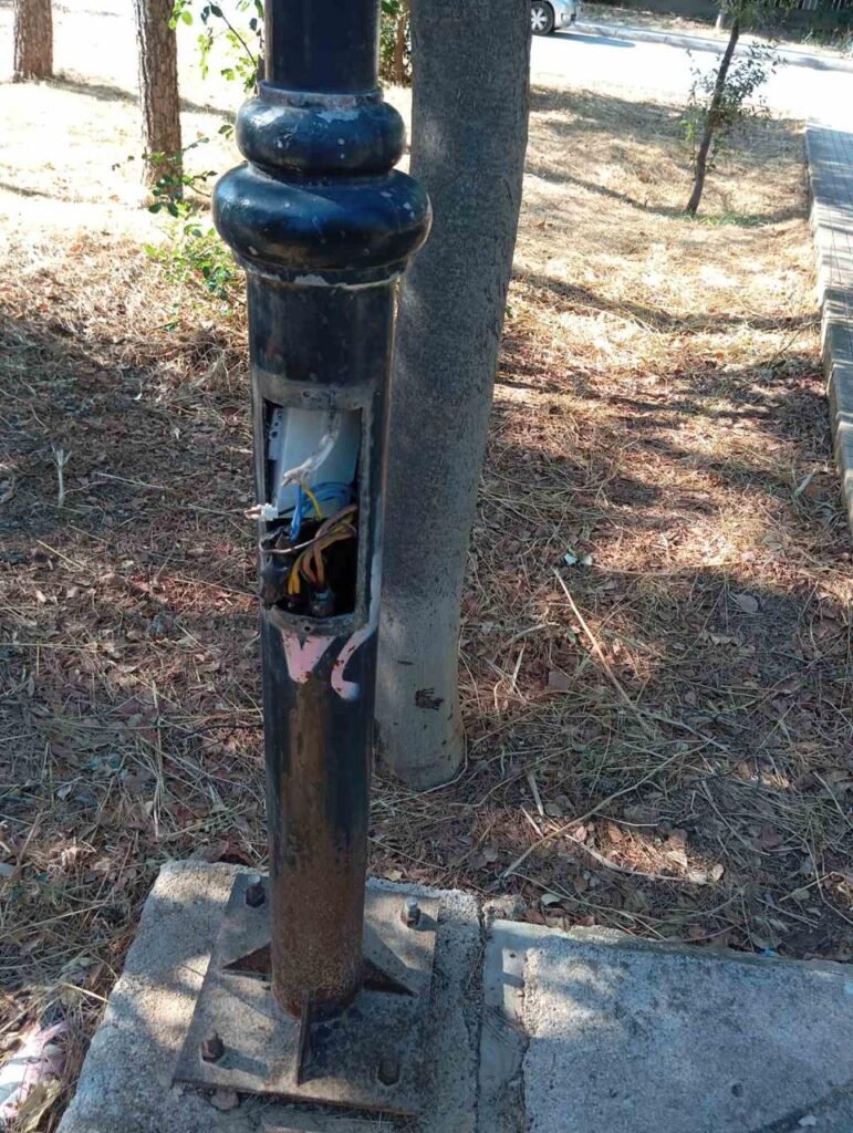 Βανδαλισμοί σε κολώνα ηλεκτροφωτισμού στον Δήμο Παπάγου – Χολαργού