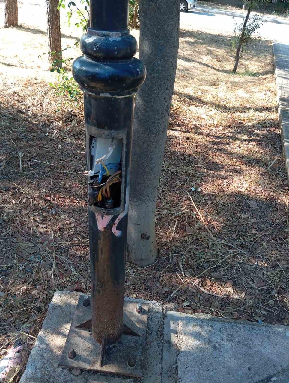 Βανδαλισμοί σε κολώνα ηλεκτροφωτισμού στον Δήμο Παπάγου – Χολαργού