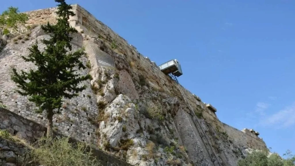 Ο ανελκυστήρας πλαγιάς στον Ιερό Βράχο της Ακρόπολης