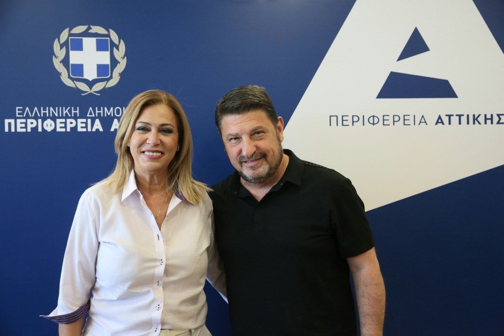 Ο Νίκος Χαρδαλιάς και η πρόεδρος του ΑΠΕ-ΜΠΕ Άρια Αγάτσα κατά τη συνάντησή τους στο Διοικητήριο της Περιφέρειας Αττικής.