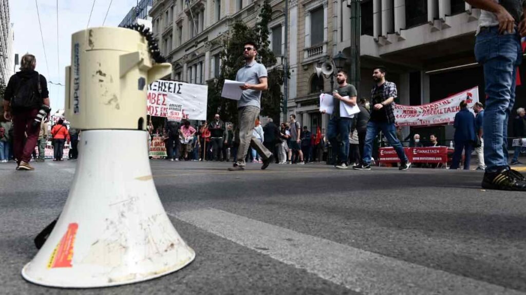 Δημόσιοι υπάλληλοι σε κινητοποίηση για την επαναφορά του 13ου και 14ου μισθού