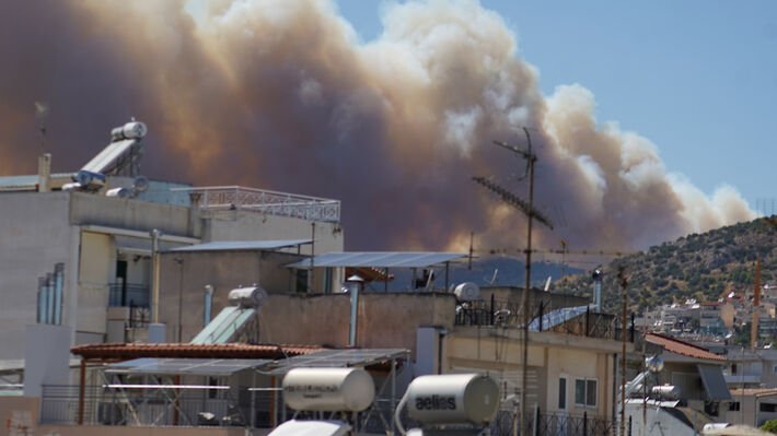 Πυρκαγιά στο Ποικίλο Όρος στο Χαϊδάρι με δυνάμεις πυρόσβεσης και πολιτικής προστασίας