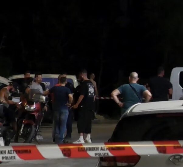 Αστυνομικό όχημα στον Άγιο Δημήτριο όπου εντοπίστηκε νεκρός αστυνομικός