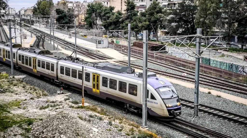 Συρμός του Προαστιακού Σιδηροδρόμου σε σταθμό της Δυτικής Αττικής στο πλαίσιο του νέου έργου επέκτασης.