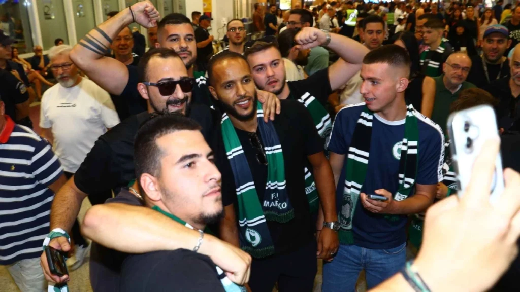 Ο Γιουσέφ Ελ Αραμπί κατά την άφιξή του στο αεροδρόμιο «Ελευθέριος Βενιζέλος» για τη μεταγραφή του στη Μαρκό.