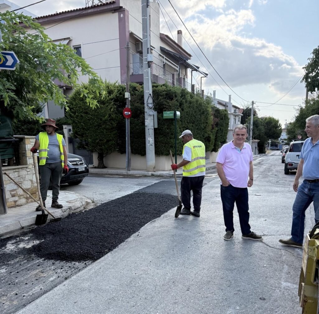 Συνεργεία του Δήμου Παλλήνης πραγματοποιούν εργασίες αποκατάστασης λακκουβών στο οδικό δίκτυο.