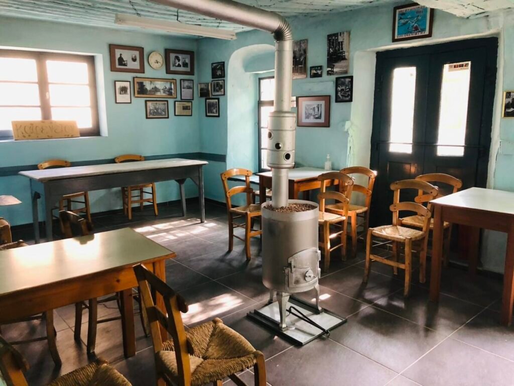 καφενείο σε χωριό της ελληνικής υπαίθρου