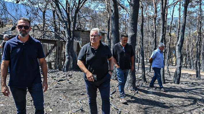 Ο Δημήτρης Κουτσούμπας επισκέπτεται πυρόπληκτες περιοχές στη Δυτική Αττική και συνομιλεί με κατοίκους.