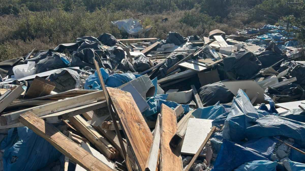 Παράνομη απόρριψη μπαζών και ογκωδών αντικειμένων στους πρόποδες της Πάρνηθας