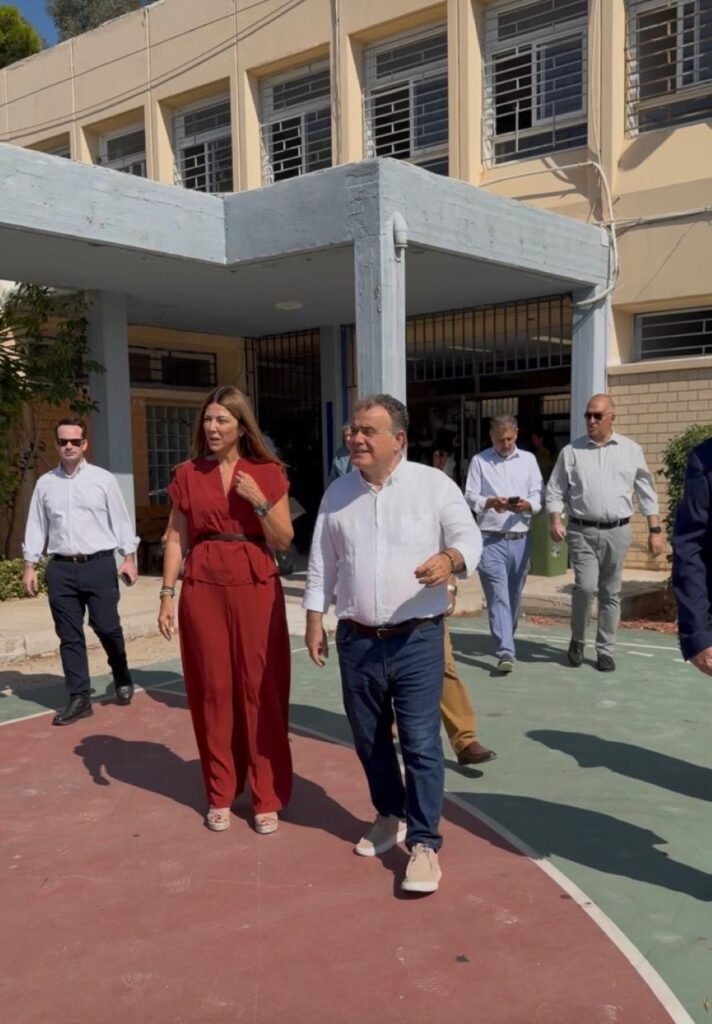 Η Υπουργός Παιδείας Σοφία Ζαχαράκη με τον δήμαρχο Παλλήνης Χρήστο Αηδόνη κατά την επίσκεψη σε έργα εκπαίδευσης και αθλητισμού.