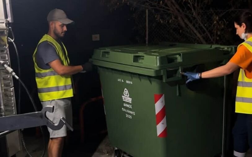 Συνεργείο του Δήμου Παλλήνης πραγματοποιεί πλύση και απολύμανση κάδων απορριμμάτων κατά τη θερινή περίοδο.
