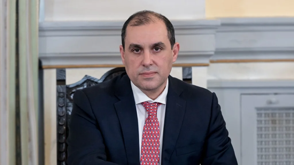 Αυτοψία κλιμακίου σε πυρόπληκτη κατοικία μετά τις καταστροφικές πυρκαγιές.
